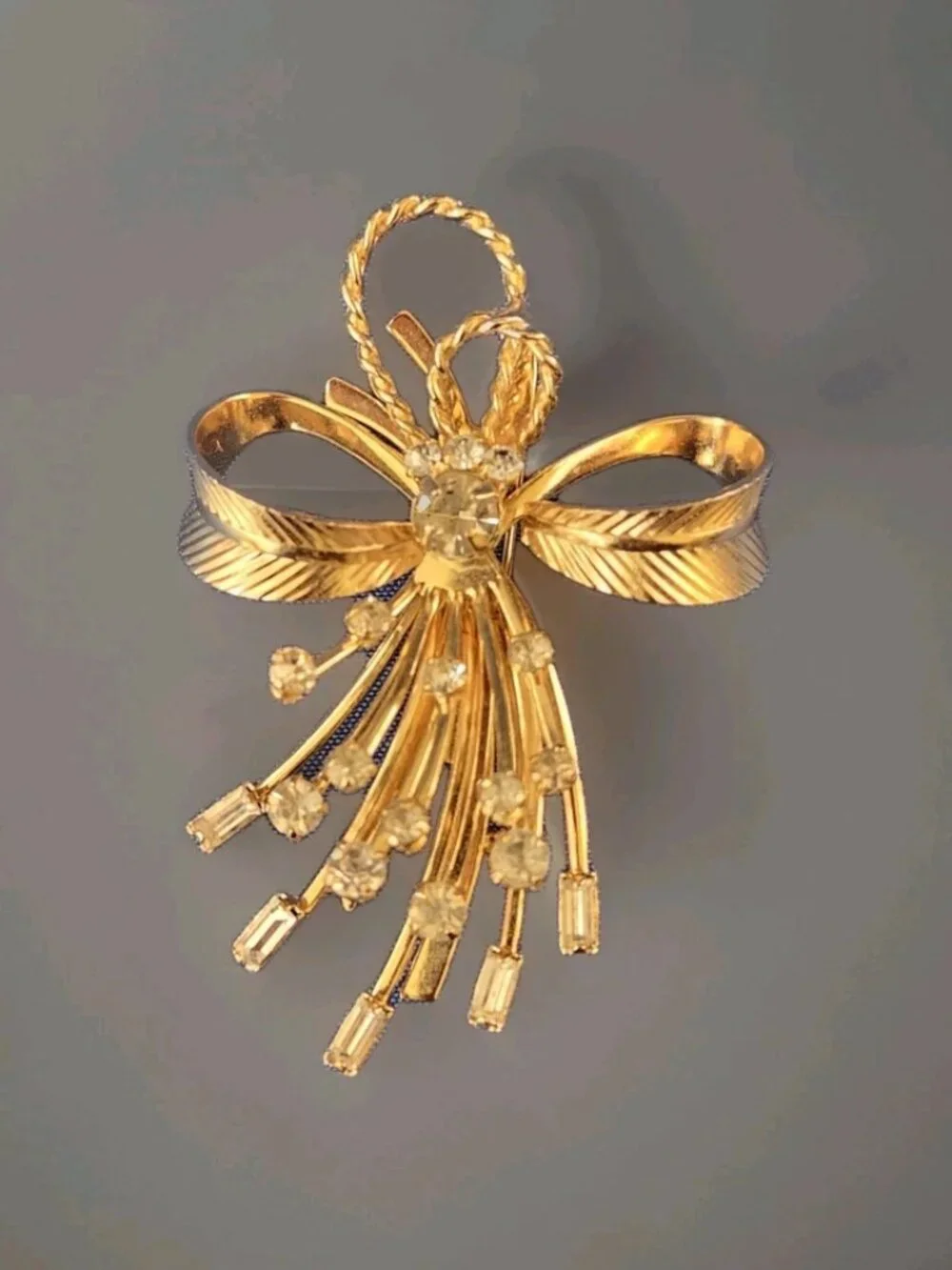Vtg 1960's Sarah Coventry Signed Bow Brooch Pin Vogue Rhinestone Gold Tone MCM - Picture 2 of 14